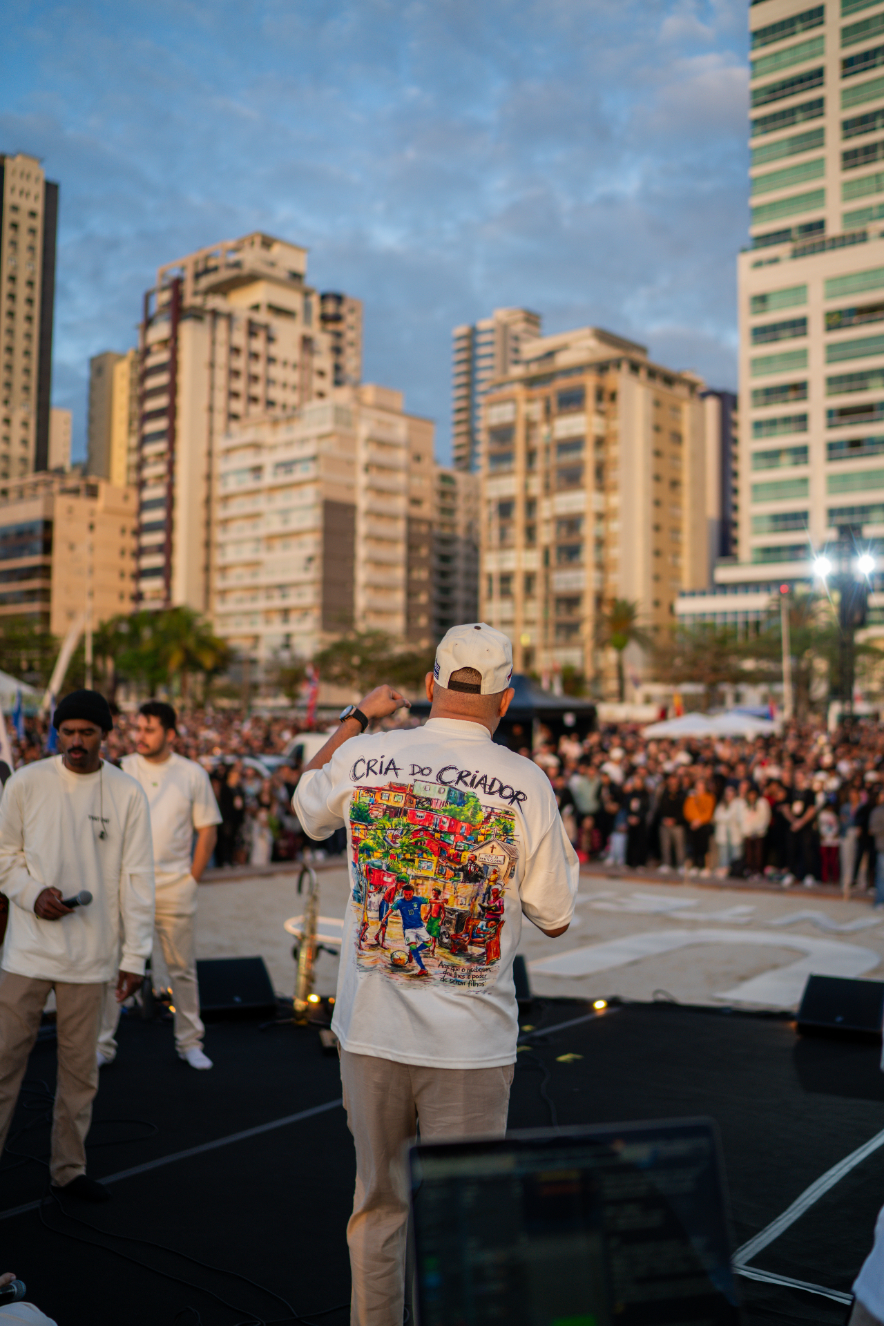 Ephy Beach com multidão na orla