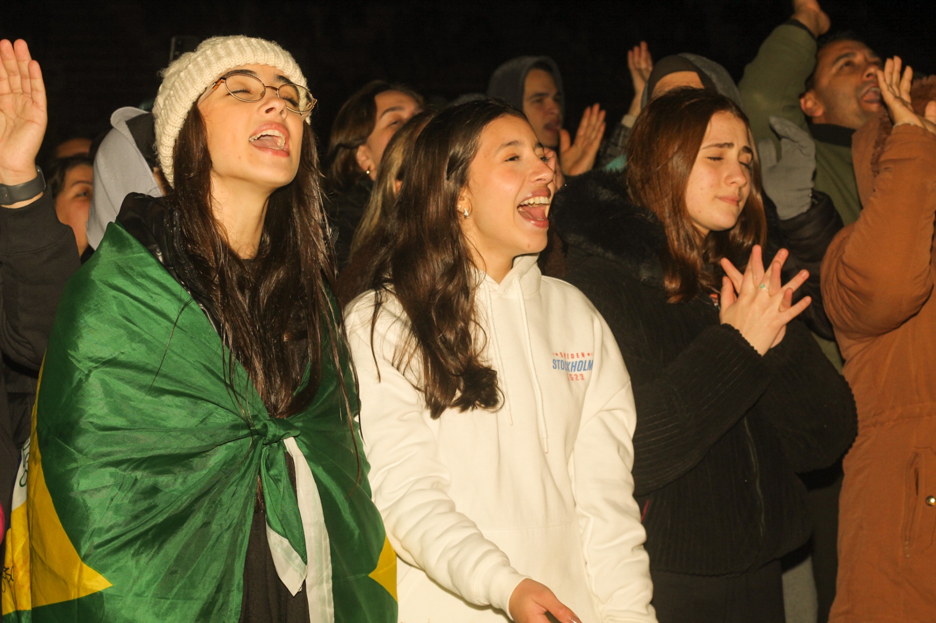 Jovens cantando durante o Amanhecer