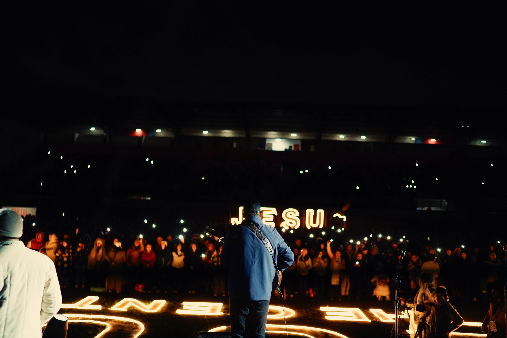 Palco com letreiro Jesus iluminado