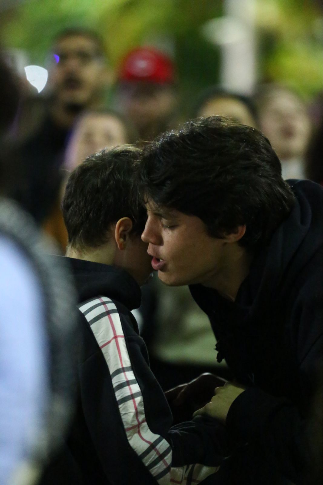Momento de oração entre dois jovens