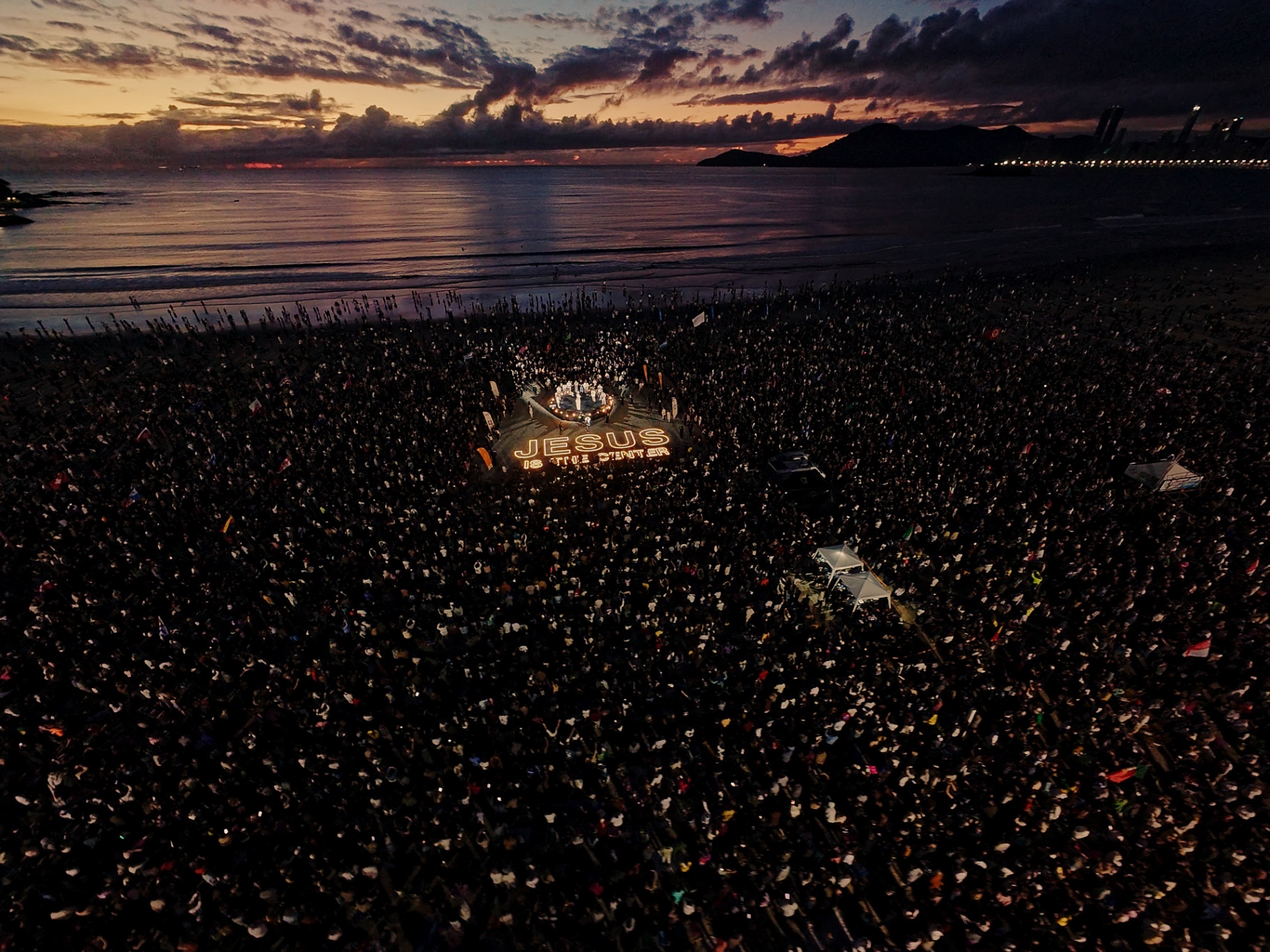 Vista aérea do Amanhecer na praia ao pôr do sol