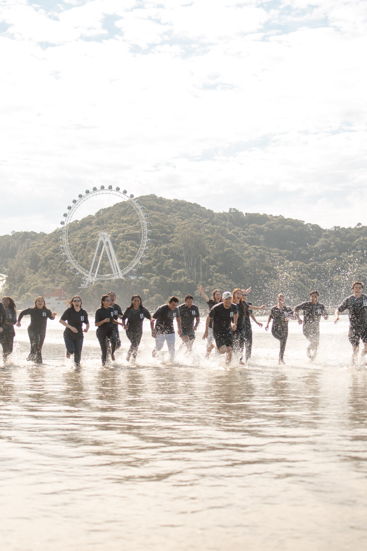 Equipe correndo no mar em Balneário Camboriú