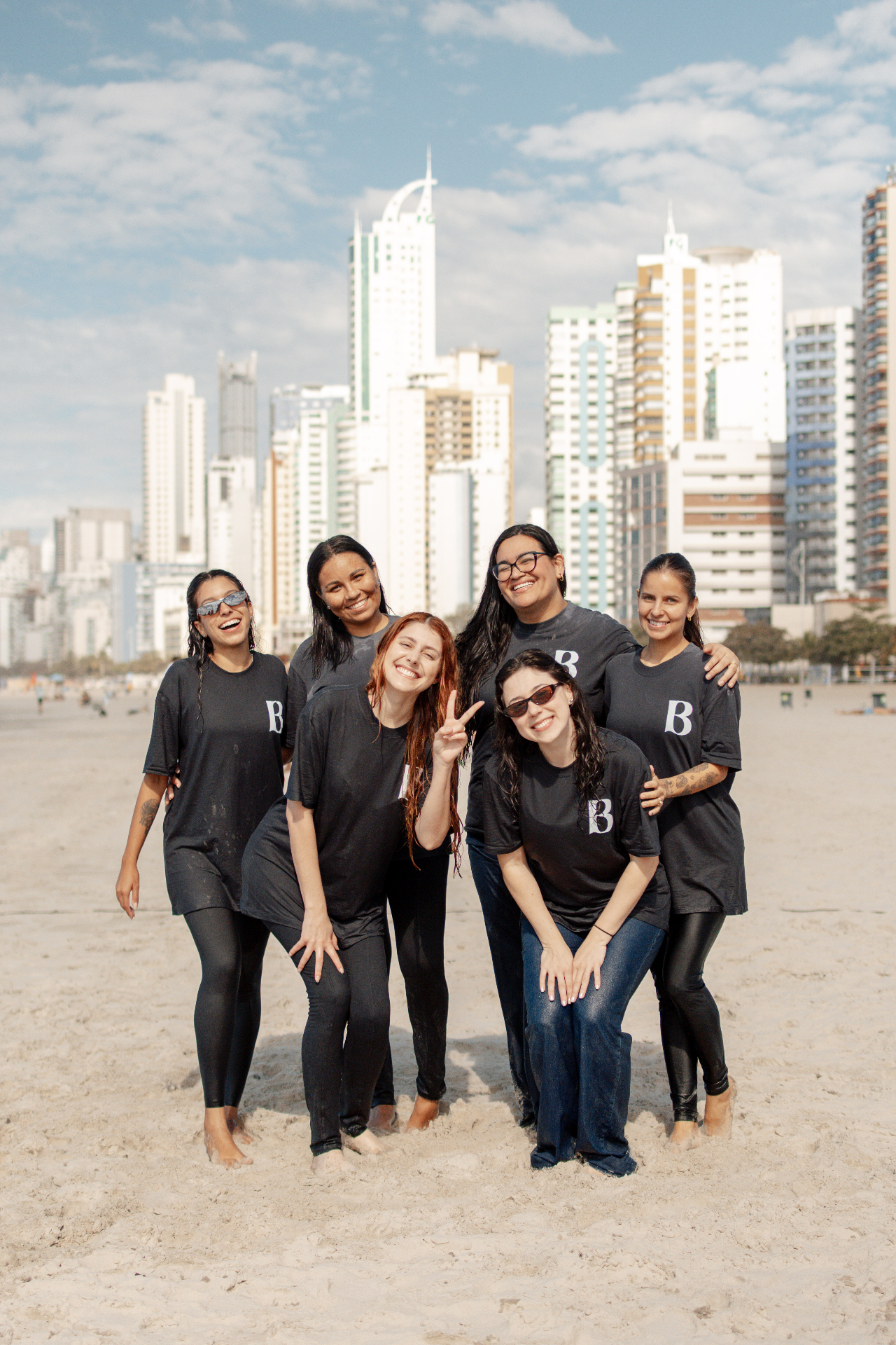 Grupo de meninas na praia após batismo